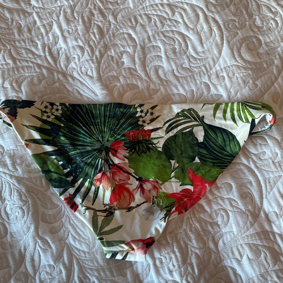 Vitamin a bikini top AND Bottoms - Picture 8 of 8